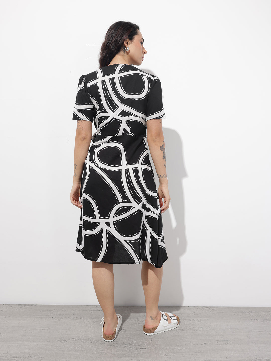 Divena Black Lepal Neck Abstract Print Rayon Midi Dress